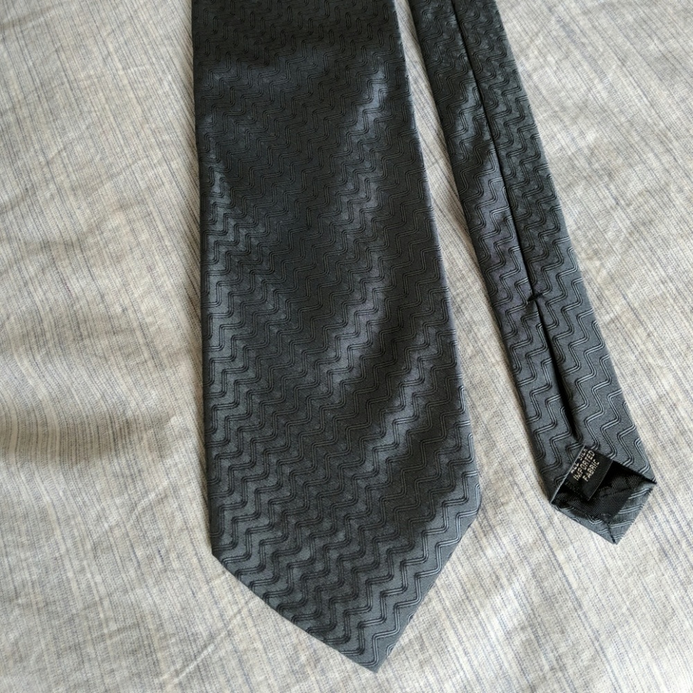 Gray tie